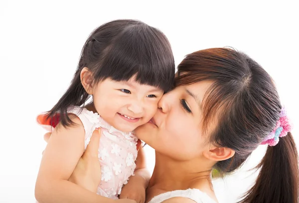 Szczęśliwa matka całuje córkę — Zdjęcie stockowe