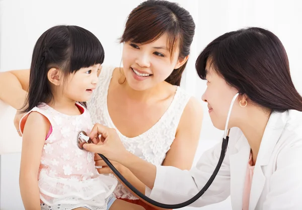 Feliz niña y médico en el hospital teniendo examen — Foto de Stock