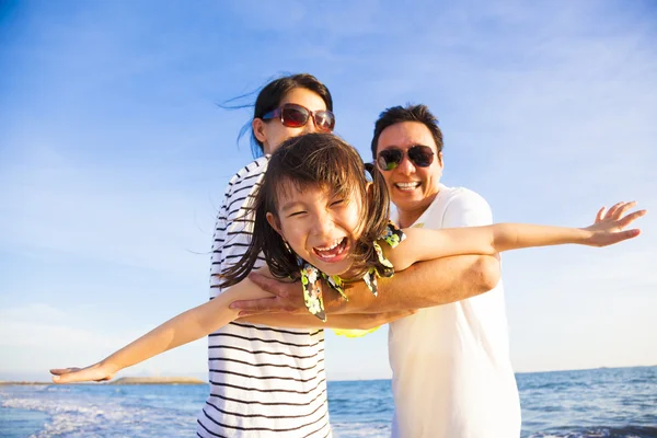 Lycklig familj njuta av sommarlovet på stranden — Stockfoto