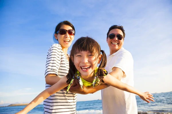 Lycklig familj njuta av sommarlovet på stranden — Stockfoto