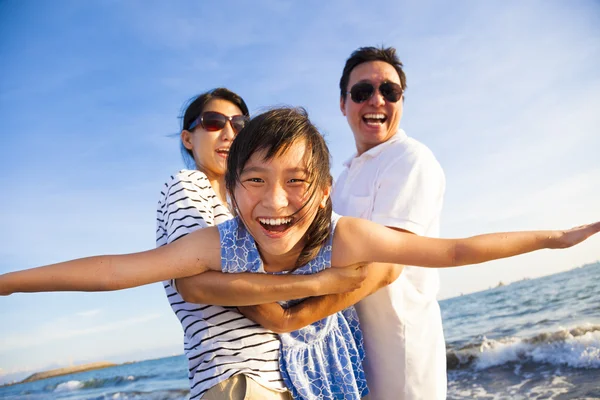 Gelukkige familie genieten van zomervakantie op het strand — Stockfoto