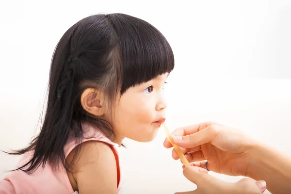 クローズ アップを飲んで甘い小さな女の子 — ストック写真