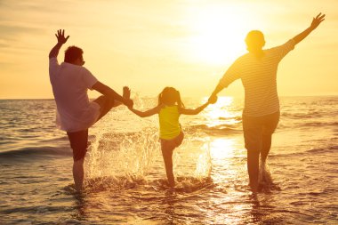 mutlu aile keyfini çıkarın tatil yaz sahilde