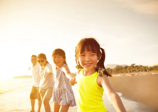 Bonne famille marchant sur la plage — Photo