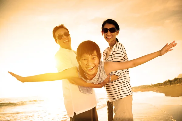 幸せな家族がビーチで夏休みを楽しむ — ストック写真