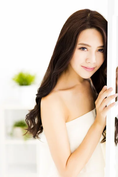 Smiling young beautiful woman sitting in  living room — Stock Photo, Image