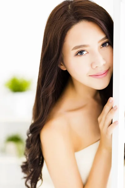 Smiling young beautiful woman sitting in  living room — Stock Photo, Image