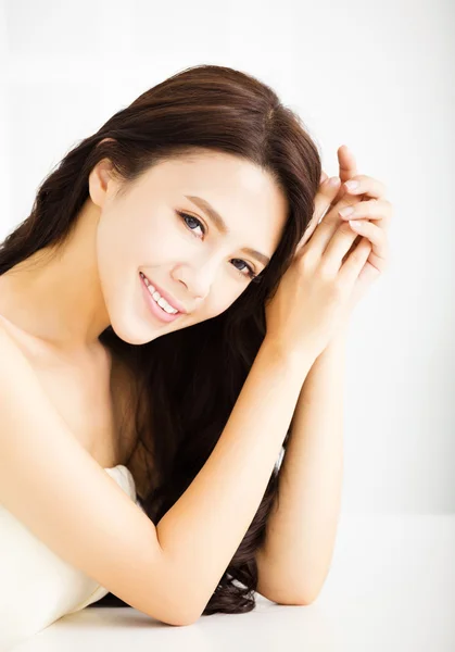 Beautiful young woman looking and smiling — 图库照片