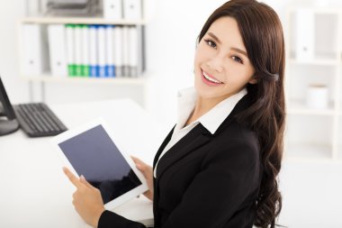 Güzel genç işkadını tablet pc ile çalışma