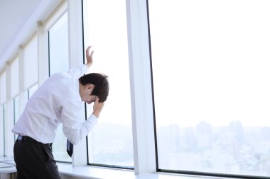 Ofiste depresif genç işadamı