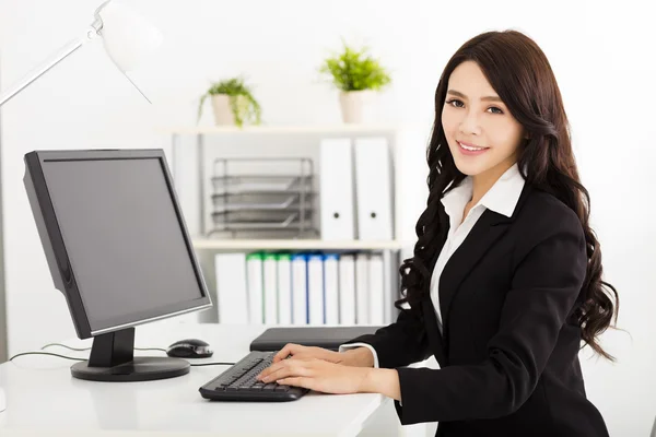 Young business woman working in the office — Stock Photo, Image