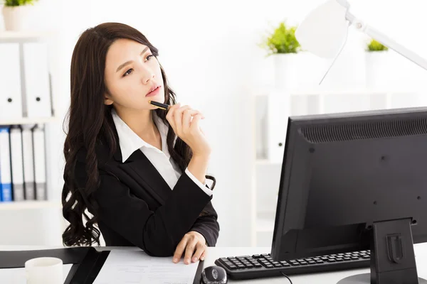 Young business woman thinking in the office — Stock Photo, Image