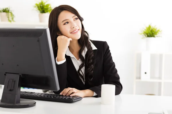 Young business woman thinking in the office — Stock Photo, Image