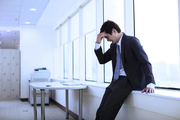 Depresso giovane uomo d'affari in carica — Foto Stock