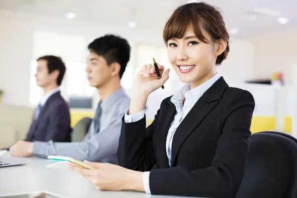 Mujer de negocios con su personal en la sala de conferencias — Foto de Stock