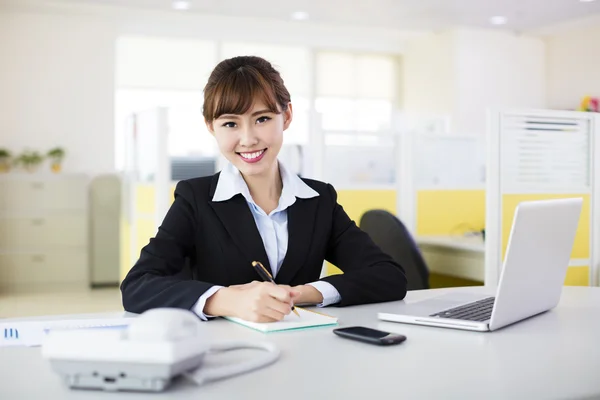 Young smiling  businesswoman working in the office — Stock Photo, Image