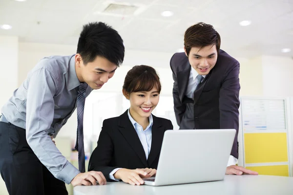 Mladí podnikání kolegové pracují v kanceláři — Stockfoto
