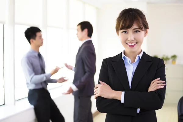 Junge Geschäftsfrau arbeitet im Büro — Stockfoto