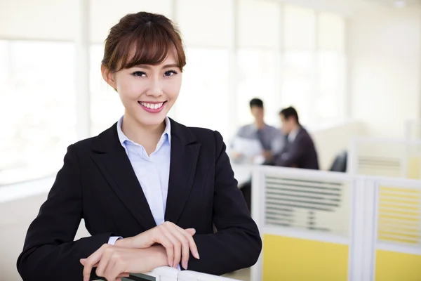 Young business woman working in the office — Stock Photo, Image