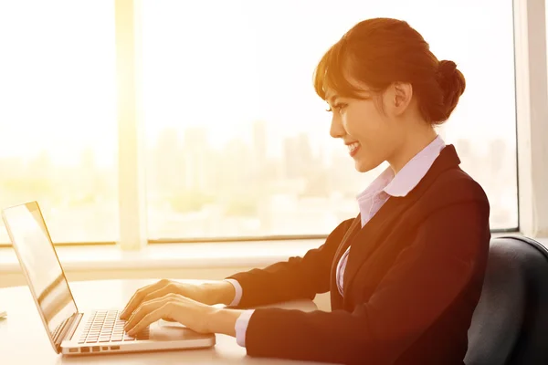 Young   businesswoman working in the office at morning — Stock Photo, Image