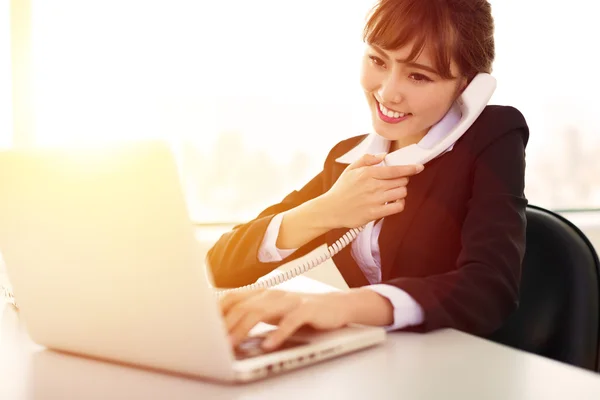 Femme d'affaires parlant au téléphone dans le bureau — Photo