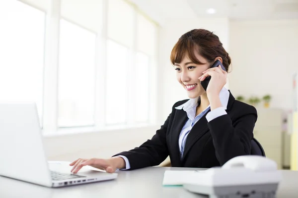 Mulher de negócios falando ao telefone no escritório — Fotografia de Stock