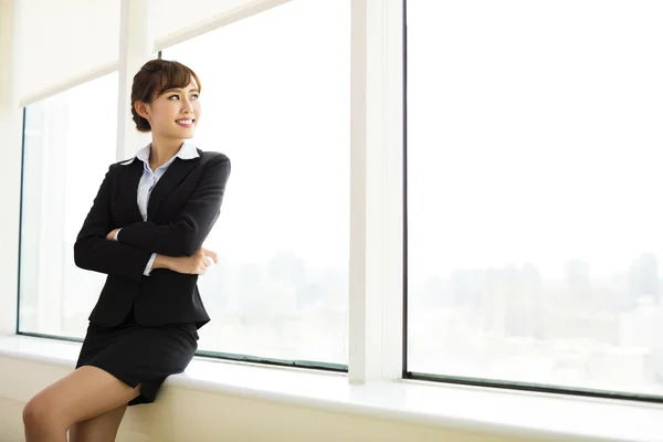Молодая улыбающаяся деловая женщина, работающая в офисе — стоковое фото