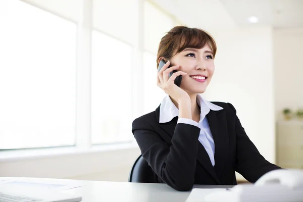 Mulher de negócios falando ao telefone no escritório — Fotografia de Stock