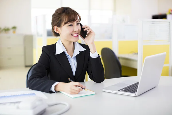 Бізнес-леді розмовляють по телефону в офісі — стокове фото