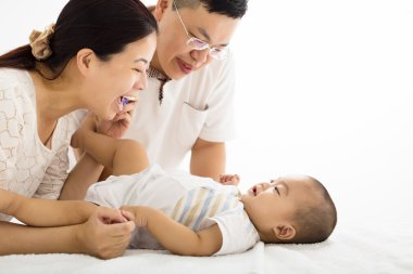 erkek bebek gülümseyen mutlu aile