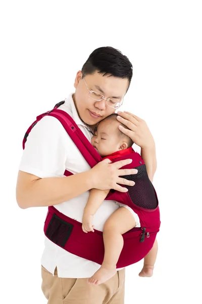 Πατέρα, κρατώντας ένα μωρό σε έναν μεταφορέα μωρών — Φωτογραφία Αρχείου