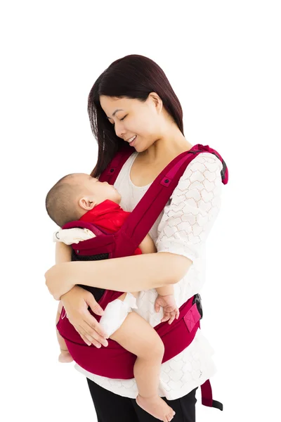 Mama ține un copil într-un purtător de bebeluși — Fotografie, imagine de stoc