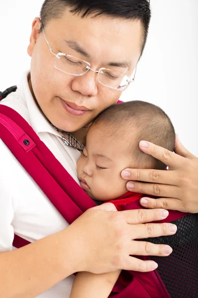 Ayah menggendong bayi di pembawa bayi — Stok Foto