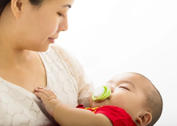 Lachende moeder met slapende babyjongen — Stockfoto