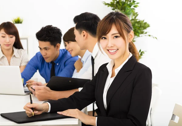 Jonge zakenlui samenwerken tijdens vergadering — Stockfoto