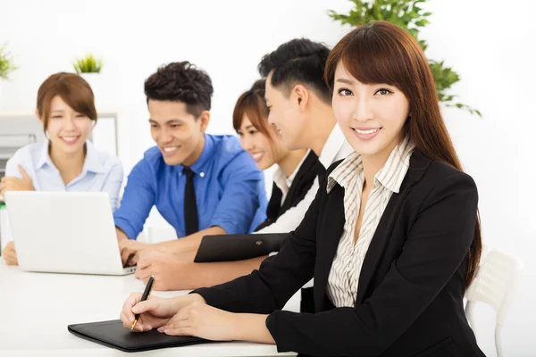 Jonge zakenlui samenwerken tijdens vergadering — Stockfoto