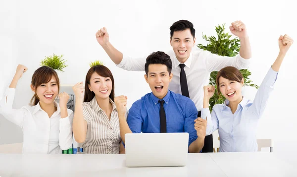 Счастливые деловые люди, работающие вместе на встрече — стоковое фото