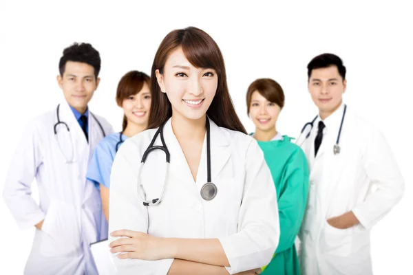 Sorrindo Equipe médica de pé juntos isolados em branco — Fotografia de Stock