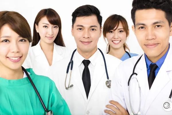 Sorrindo Equipe médica de pé juntos isolados em branco — Fotografia de Stock