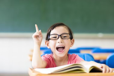 mutlu küçük kız sınıfta fikir hareketi ile