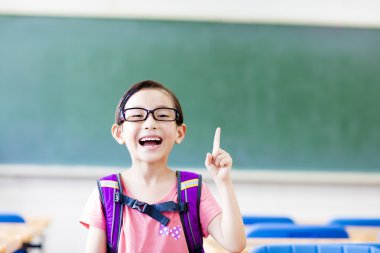 mutlu küçük kız sınıfta fikir hareketi ile