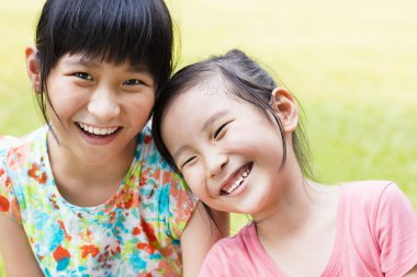 portre sevimli küçük kızlar çim