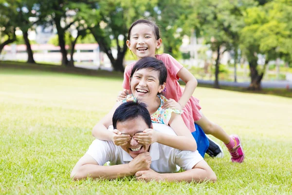 Bahagia ayah dan gadis kecil berbaring di rumput — Stok Foto