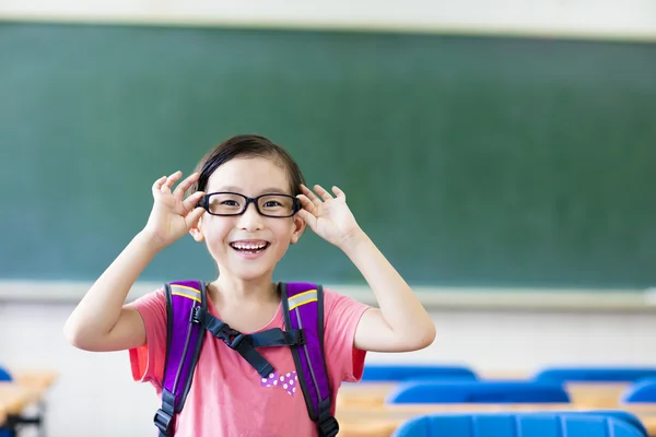 Menina feliz na sala de aula — Fotografia de Stock