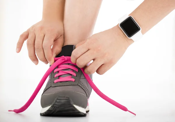Närbild löparskor och löpare sport smartwatch — Stockfoto