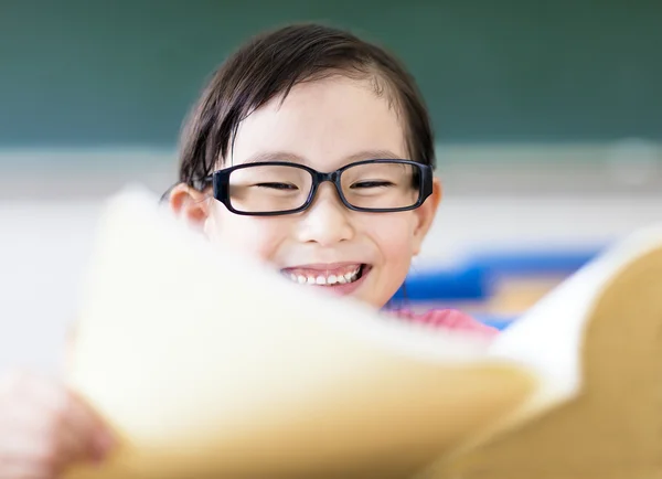 Glückliches kleines Mädchen, das im Klassenzimmer lernt — Stockfoto