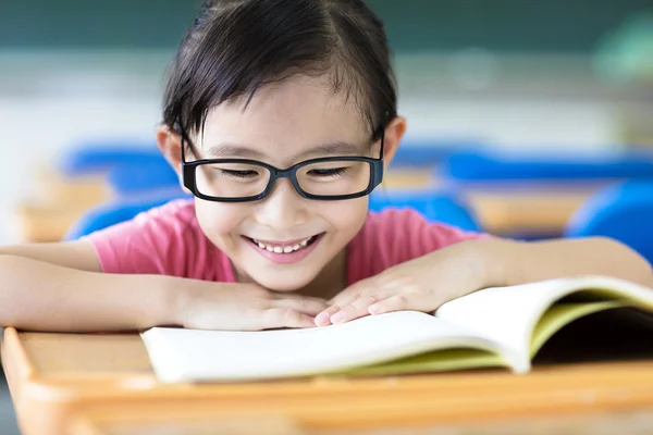 Sınıfta okuyan mutlu küçük kız — Stok fotoğraf