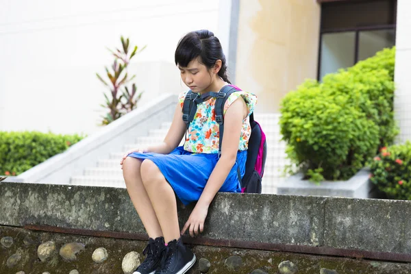 Chica triste sentado y pensando en la escuela — Foto de Stock