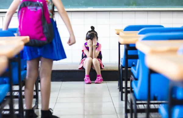 Liten flicka mobbning i skolan klassrum — Stockfoto