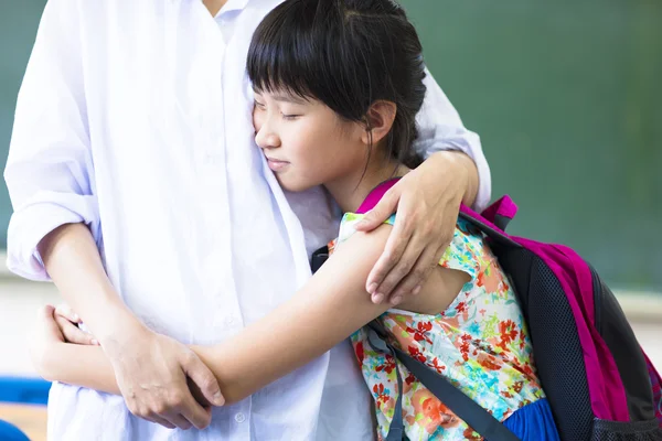 Felice ragazza abbracciare sua madre in classe — Foto Stock